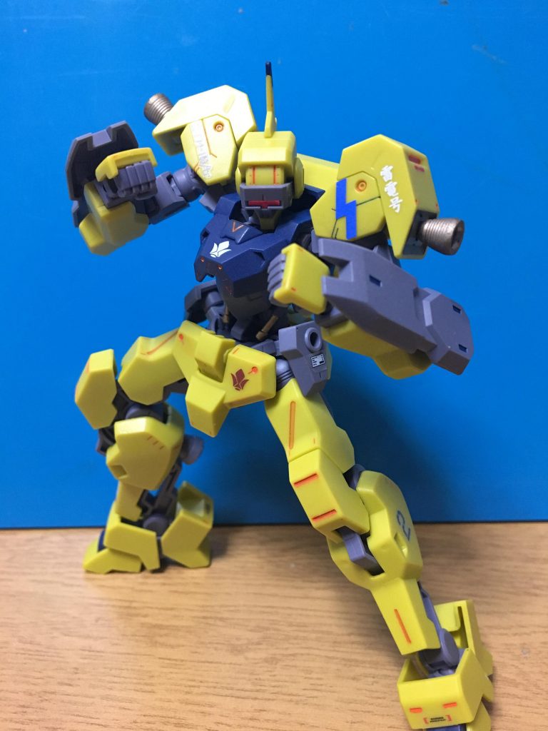 ポージング
実動二番隊(筋肉隊)所属なので左足に2番のデカールを貼りました。