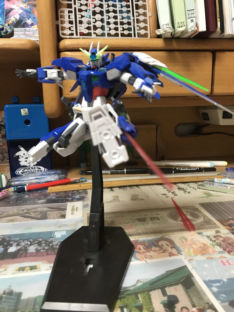 足のダブルバレットパーツはビームを発生させ、瞬間的にV2の光の翼と同じ高速移動可能な力場を発生させる事で、一気に上空へジャンプした後に急降下キックで強烈な一撃を与えることができる機体の全体重をぶつけるのでダブルオースカイのバスターソードと同等の破壊力を持つとされる。繰り出す時の技名は「スカイダッシュキック」