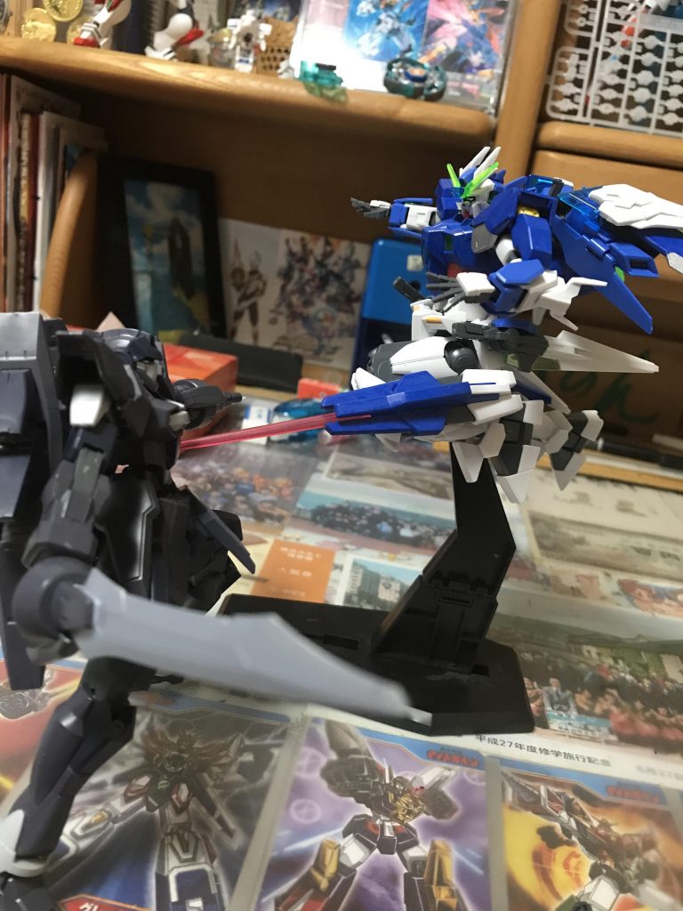 当然確度を変えられるので、ビームニーキックも使用可能であり、ダブルオースカイが装備するスカイレガース相当の武器としての役割も果たす