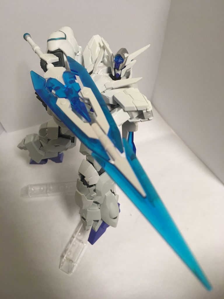 結晶大剣;テンペスト
モノケロースの主武装である「アンサラー」と同じ熱変換結晶素材で刃が形成されている大剣。
敵機を直接刃で切らなくとも溶断でき,またソードビットとして運用することも可能。