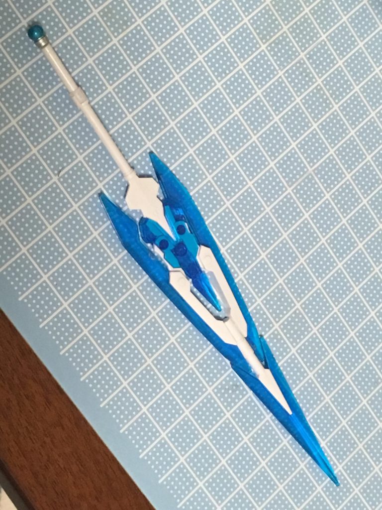 GNパルチザンをもとに刃の繋がりを意識して作りました。柄頭の宝珠が小型GNコンデンサ兼ソードビット運用時の受信機となっている設定です。