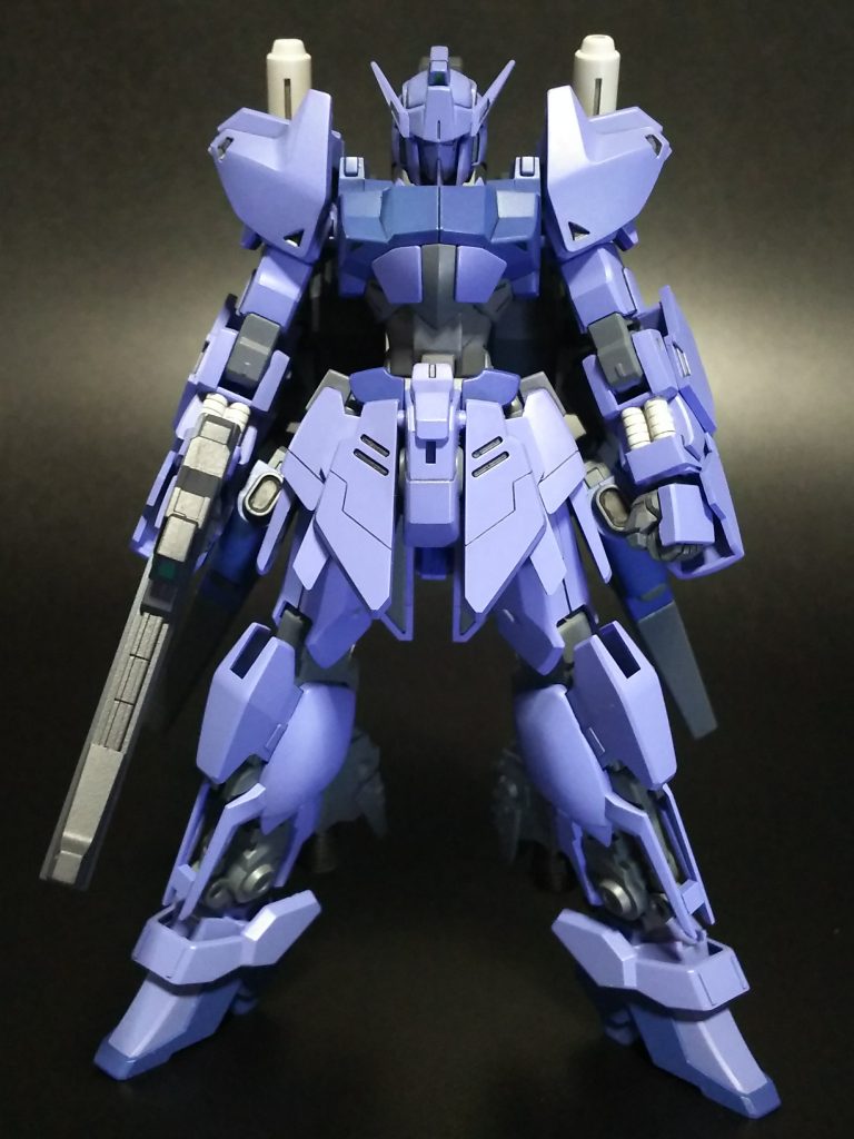 本体は、好みのバランスに変更する為に、胴体と腰の間にスペーサを仕込み、股関節のジョイント軸を前方に1.5㎜、ランナータグを挟み外側に1.5㎜広げています。カラーリングは、設定されている色より明るく、胸部とスリッパは濃いめのいろに変更しました。