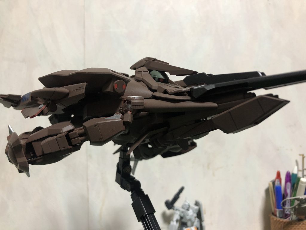 高速移動形態
海中を高速で移動する為に腕部やヒレ等を格納した形態
この形態では主に先端の衝突角(黒い部分)での高速突進と衝突角の下方に有るメガ粒子砲
そして両サイドの対艦ミサイルで戦います