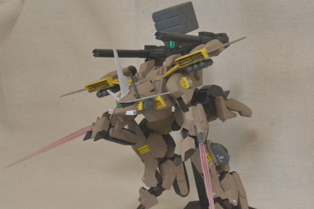 立位モード攻撃体制
前足にビームサーベルX2を増設。口元のビームサーベルとは排他制御になっています。