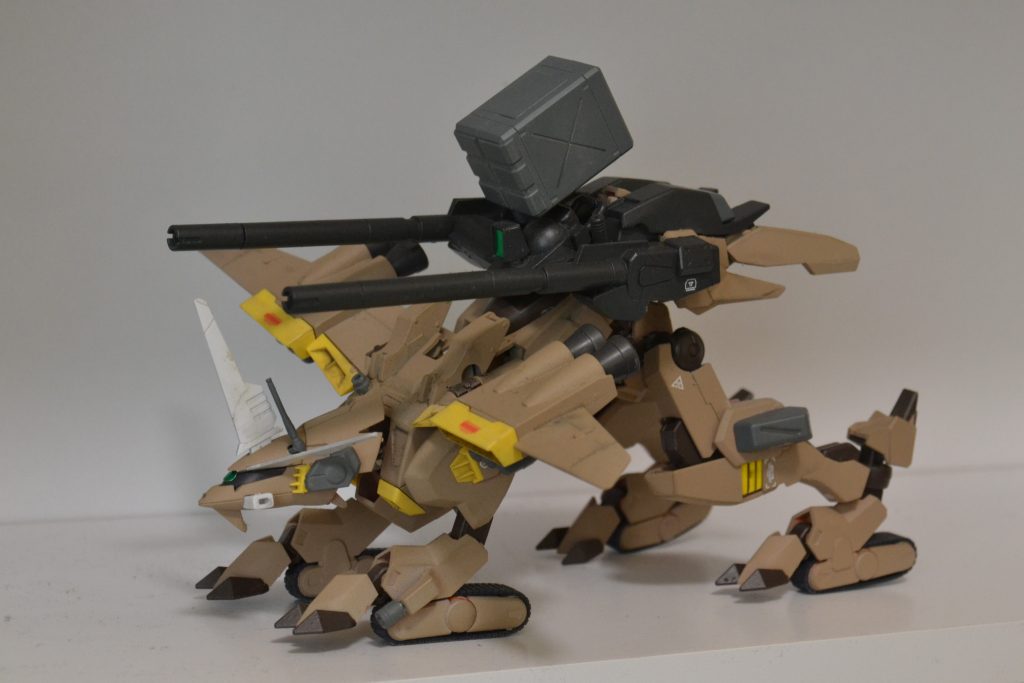 ■3．巡航モード
後脚の足首が180°反転してキャタピラで走行します。