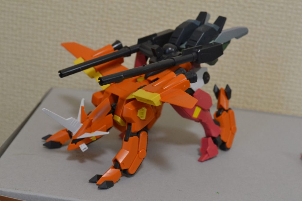 だいたいのフォルムが固まったところ。
当初は単に腰を90度折ったところペンギンみたいになってどうしようと悩んでいたのですが、ヨドバシで流星号のパッケージを見てひらめきました。