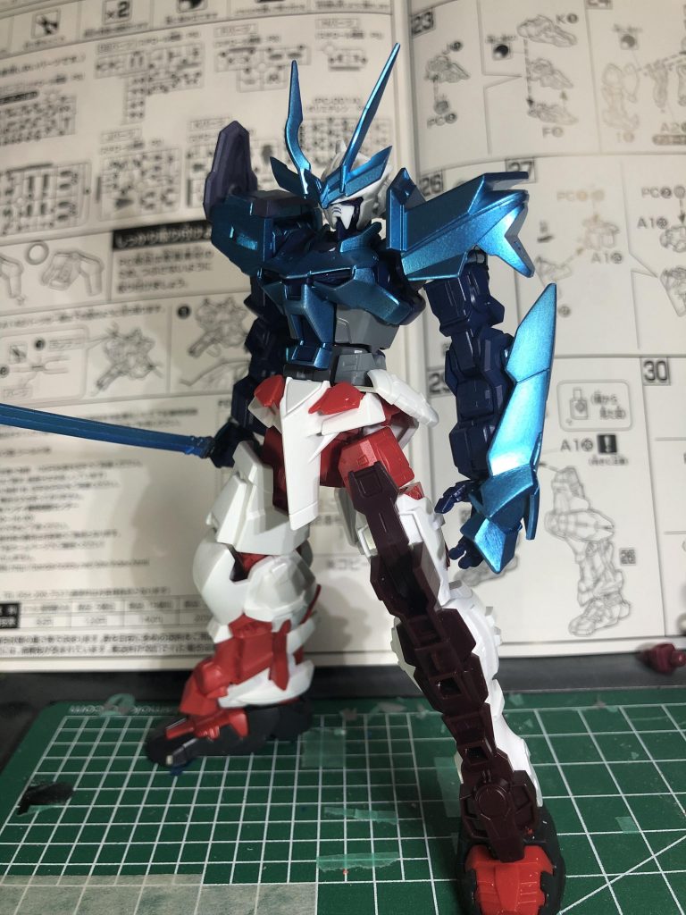 使用するカラーはこの時点で決まっていたのですが
頭のカラーをどうするかはすごい悩んでいました。
結局、白は全部メタブルーにした方が統一感が出るのではないかと思い
完成品のようなカラーリングになりました