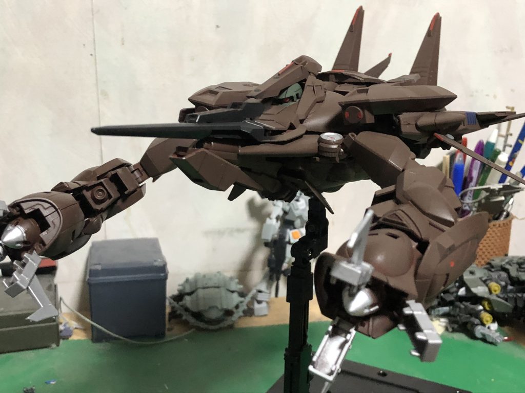 近接戦闘形態
腕部クローと各部のヒレ等を展開し小回りを良くし近接戦闘に対応した形態
対MS戦において一撃離脱戦法が通用しない相手に対しての形態で海中の機動力を活かしパワーでゴリ押します(結局)