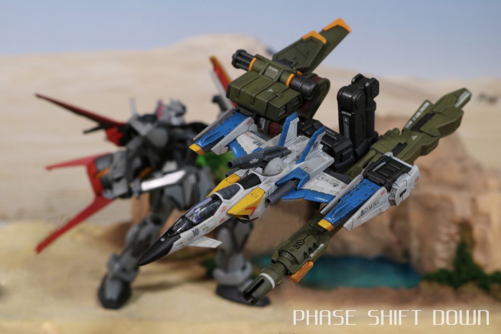 RGスカイグラスパー、HGエールストライクガンダム、HGモビルバクゥの3体を使い、ジオラマベースには砂漠、岩山、廃墟、水表現を盛り込んでみました。
「フェイズシフトダウンしたストライクとバクゥの戦闘に、スカイグラスパーが支援にやってきて、ストライカーパックを渡すと思いきや、一撃でバクゥを倒してしまう」というストーリー仕立てになっています。