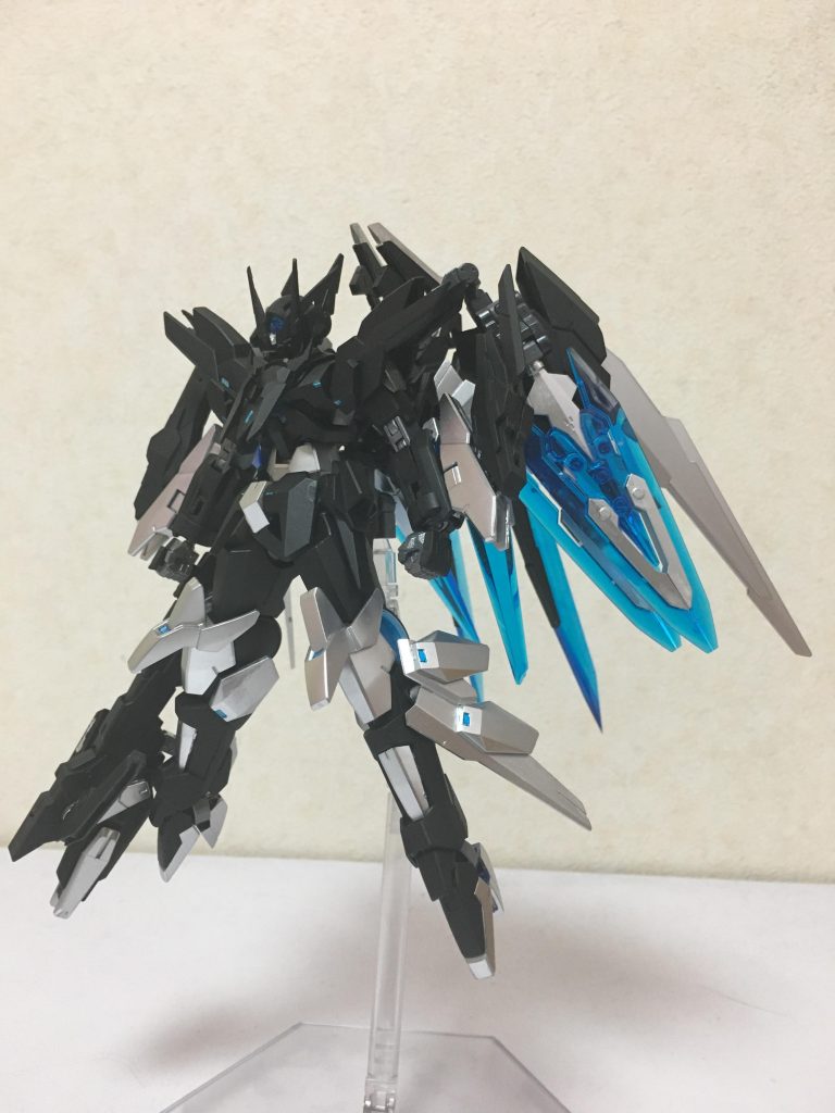 GNtypeΩ-0000 ガンダムネージュ

パイロット 初雪･N･グレイフィアス(827(ハセツ))
　
全長 19.0m
　
本体重量 59.6t

動力 GNドライブtype-Ω(初雪･N･グレイフィアス)
　
武装
･GN-Ωコンポジットライフル
･腕部内装式GN-Ωビームガン(GN-Ωサーベル、GN-Ωマシンガン)
･GN-Ωハンドガン
･GN-Ωブレイド
･GN-Ωソードランス
･GN-Ωミサイルランチャー
　
特殊機能
ネージュシステム
トランザムシステム
ドミナシオンシステム

ガンダムネージュとは、ソレスタルビーイング、フェレシュテとは全く別のところの組織『ガーディアン』と呼ばれる組織が保有するガンダムの一体。組織と言っても、ガーディアンに所属するのはガンダムマイスターである初雪1人しか存在しない。
外見はガンダムアストレア、ガンダムエクシアと同じ、第2世代及び第3世代のガンダムと同じ構造になっている。
本機は高機動高火力機として開発され、物理的な分身を生み出すほどの機動力とMSに持たせるには過剰すぎる火力を持ち、ガーディアンが保有するガンダムの中で最強にあたる。
使用されてる動力は雪のような蒼い粒子を放つ、ツインドライブを上回るGNドライブtype-Ωを搭載され、それを体内に埋め込まれた初雪本人が動力炉になってる。(体内に埋め込まれたことによって、初雪がガンダムに搭乗すると同時にGNドライブtype-Ωが瞬時に起動できる為、わざわざ別の機体に移す手間が省くことになった。)
また、その動力炉には量子化、トランザムシステムの他に結晶化という事象を引き起こす能力を持ち、その力は未知数であるが制御は極めて難しい。
ガーディアンの全てのガンダムに、初雪のバイオメトリクスが登録され、彼女以外操縦が不可能である。そのため、他のガンダムを同時に戦闘を行う際にガンダムネージュには初雪の脳量子波によって無人で運用(この時、ガンダムネージュ以外のガンダムは擬似太陽炉が搭載される)できる『ドミナシオンシステム』が搭載されてるがMSを無人で運用する為、極めて高い脳量子派が必要としている。