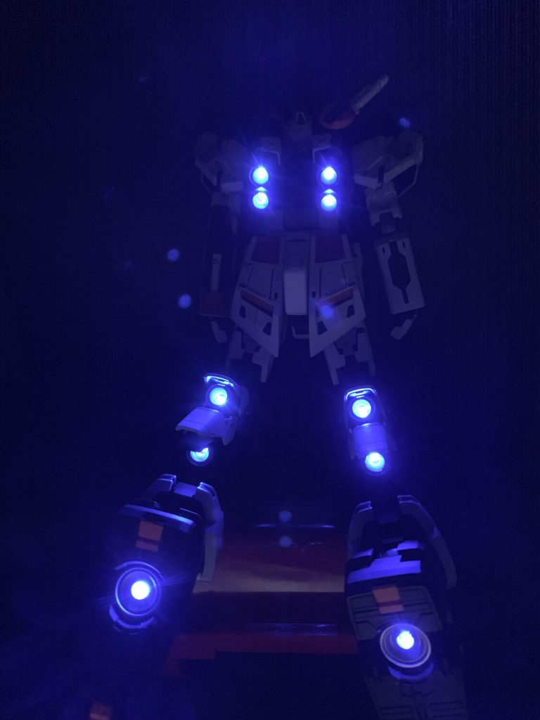 脚部、バックパックのバーニア10箇所にLEDを取り付けました。
やっぱり光るとかっこいい!!