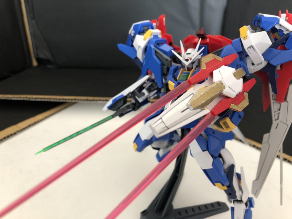 装備されている「GNストライザーシールド」はXアストレイをイメージし、ビームサーベルを展開出来ます。
ファングは使えませんが、その分ビームライフルとして使うなど、オールラウンダーに立ち回れます。