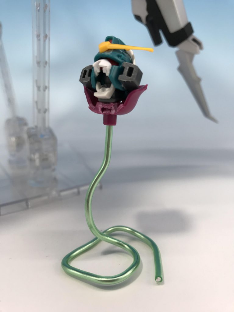 というわけで、冬虫夏草でした。
プルーマコンペという企画に出すにあたり、どうしようかと考えた結果、こんなことに。
いちおう制作工程でガンダムヘッドについて。キットがあれば良かったんですが、無いのでレオパルドダヴィンチやローゼンズール他のジャンクで、それっぽくでっち上げています。
最後まで見てくださり、ありがとうございました!