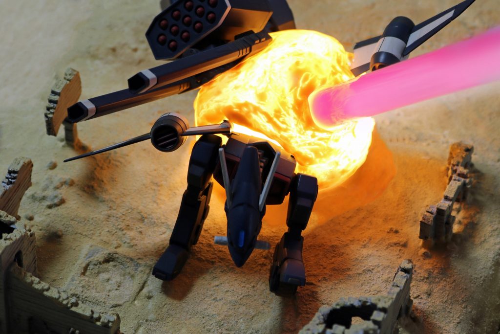 スカイグラスパーがアグニでバクゥを撃墜するこのシーン。ビームは高輝度サイリウム、爆発エフェクトは小型LEDライトにポリエステル樹脂で作ったオレンジのフードを被せたものです。