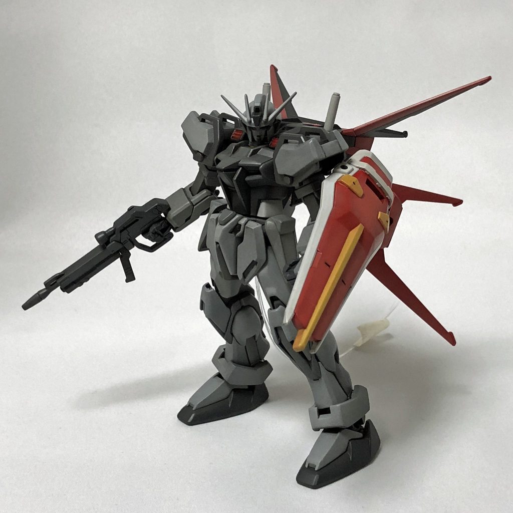 HGエールストライクガンダム は、フェイスをクリアレジン化して光ファイバーを仕込んで、好みの色で発光させられます(撮影では光らせていませんがw)。塗装はディアクティブモードを表現したグレー基調とし、PS装甲ではないエールストライカー(バックパック、シールド、ライフル)は通常カラーにしました。