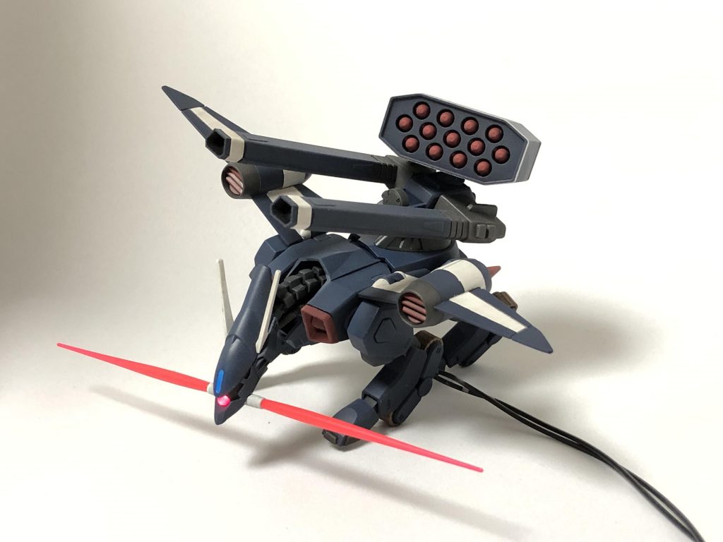 HGモビルバクゥは、選択式のレールガンとミサイルポッドを両方のせにし、モノアイにLEDを仕込みました。カラーリングは戦闘機風のブルー基調にしてみました。