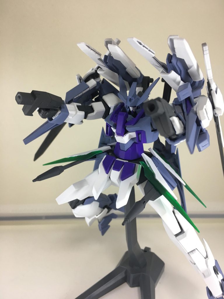 クイーンです。大きいスカートって女の子の特権だと思います。スカートバーニアつけた機体ってロマンだと思ってるので尚更つけたかった。
クイーンならば大きいスカートだろうと思い、ダークハウンドの大型スラスターを腰の後ろに。腰部のキャノンがちょうどオプションパーツに入ってたこともありクイーン要素に採用しました。