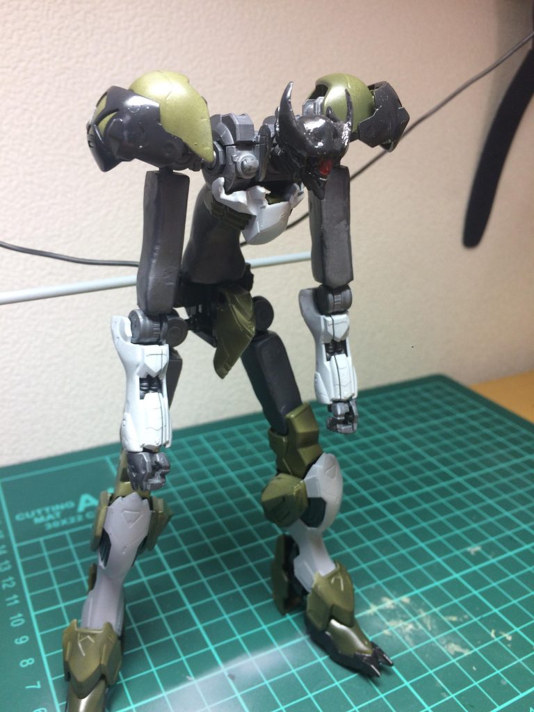 バケモノのようなガンダムを作りたいと思いとりあえず胴体の部分、太ももの部分そして腕をパテで作りました！
おかげでとてもゲテモノ感が出ているかと思います！