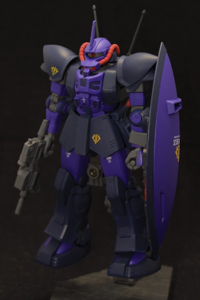 胸部装甲はコミック版のデザインを踏襲し、基本デザインはザクⅡ、コックピットのある中央部をアクトザクとなるようにミキシングしました。
オリジンザクとアクトザクをミキシングし、プラ板でディテール追加を行いました。
オラザク設定でザクⅡに近いデザインはアクトザクの先行試作機であるためだとし、コアユニットは高出力ジェネレータに耐えうる排熱性能が確保できていないため放熱ダクトが追加されている、としてダクトを追加したりしました。