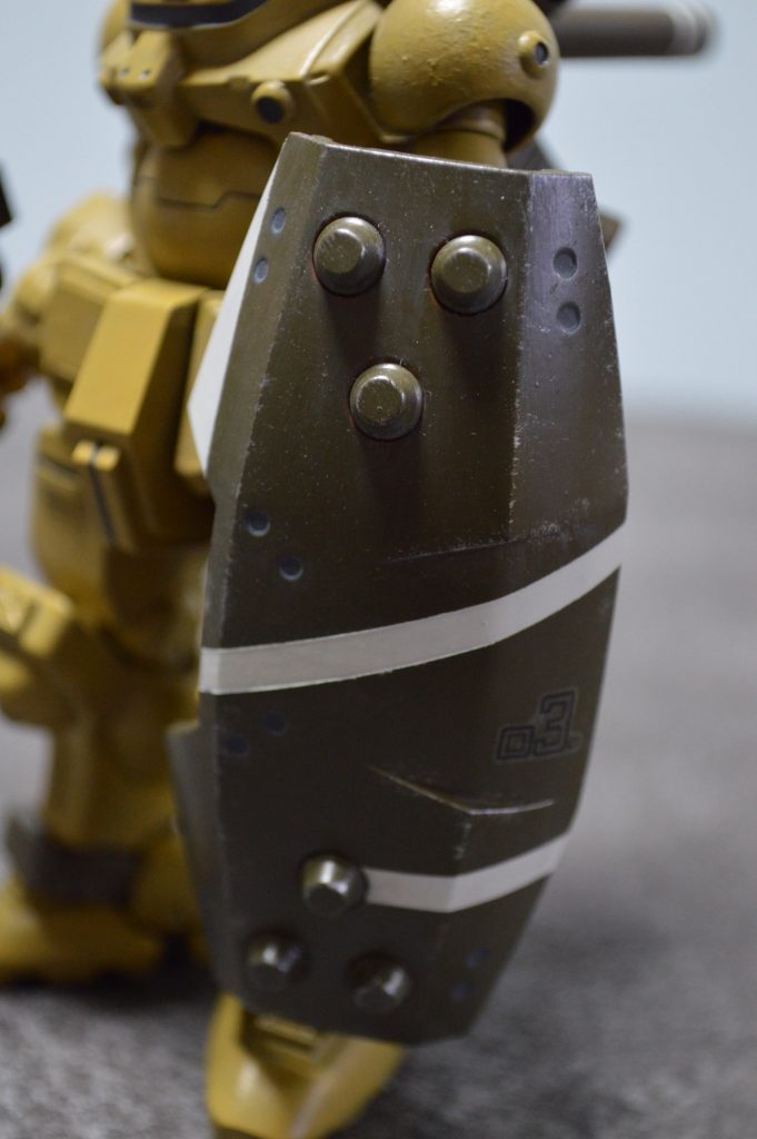 シールドはオリジンのモビルワーカーの物を使ってます。