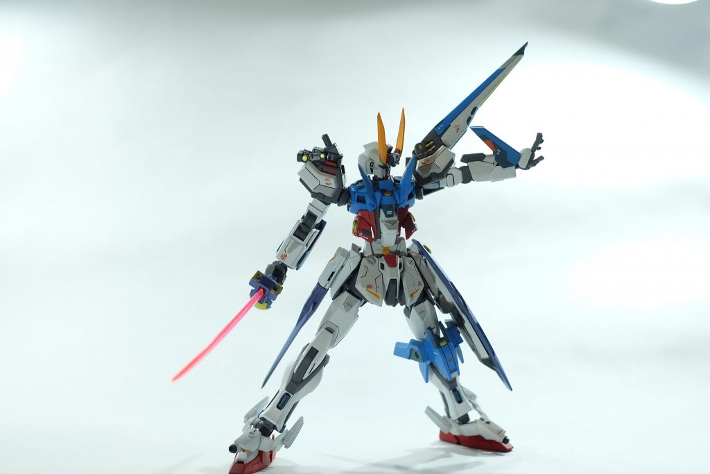 IF=イミテーションフィンガー
高濃度のビームコート粒子をマニピュレーターに直接供給することで、ビーム兵器を擬似的に掴む事が可能となる。
左腰に装備されるユニットにはIFジェネレータ用の粒子が貯蔵される。