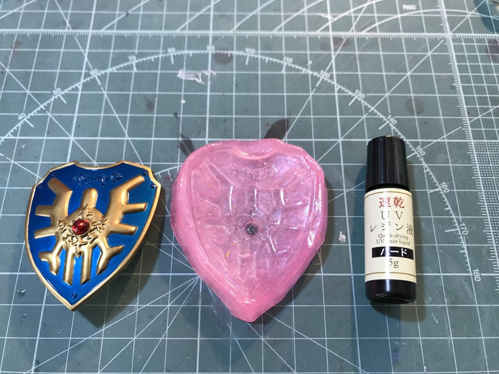 DQレジェンドキットを元におゆまるで型抜き
剣→エポキシパテ
盾→UVレジン液