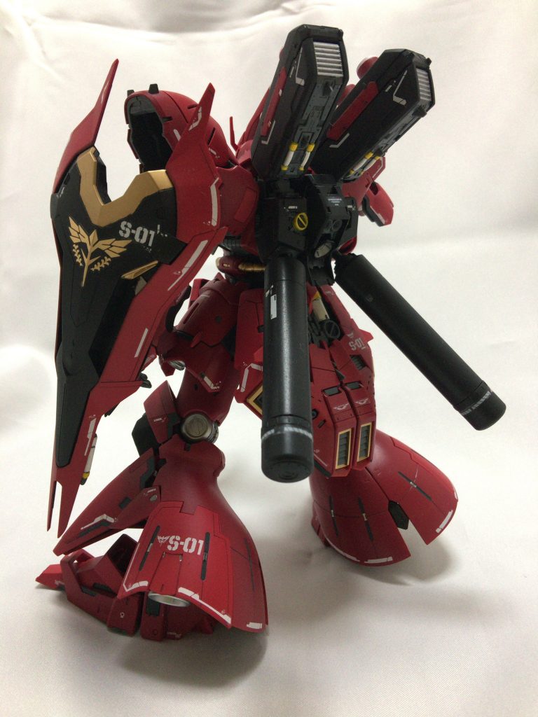 バックショットです。ファンネルコンテナのチューブ、お尻のチューブが白&黄色で細かく塗装されているのが見えると思います‼️どちらの色もエナメル塗料を使い、はみ出した部分は拭き取る作業を行なっています。