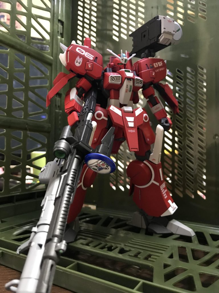 先日作った青いヤツの赤バージョンです。
今回はインコムユニットの余りがもうないので
肩にミサイルポッド、膝にビームサーベルという仕様にしました。