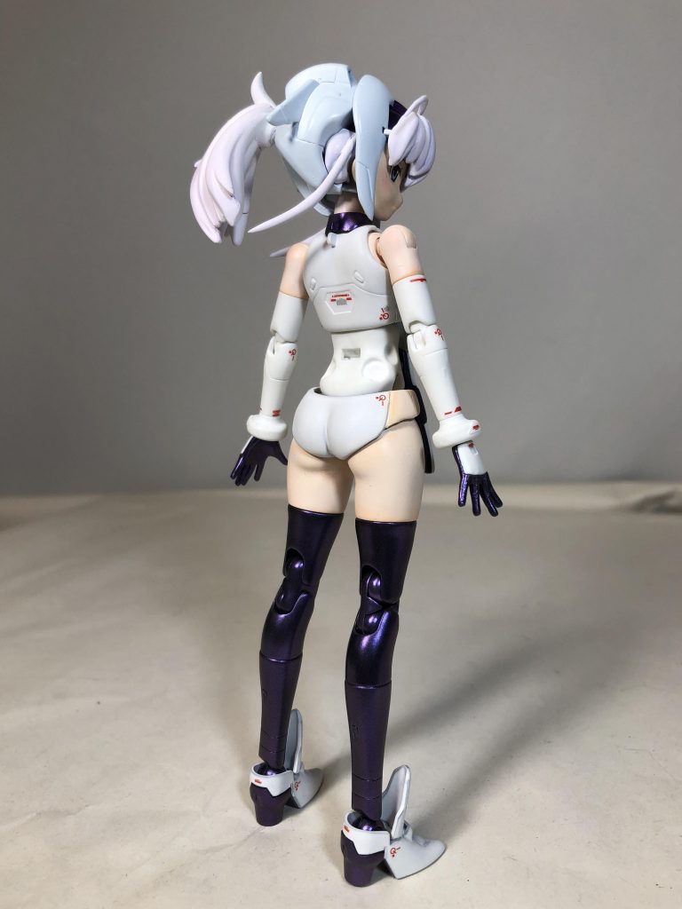 気になるであろう、スカートの中身。
太ももは内側を少し整形してちょっとエッチく、そして肌色化して絶対領域を。
パンツ部分はサイドを肌色で塗り分けて
上半身とカラーリングが繋がるように。
写真無いですが、まえから見るとハイレグレオタード風です。