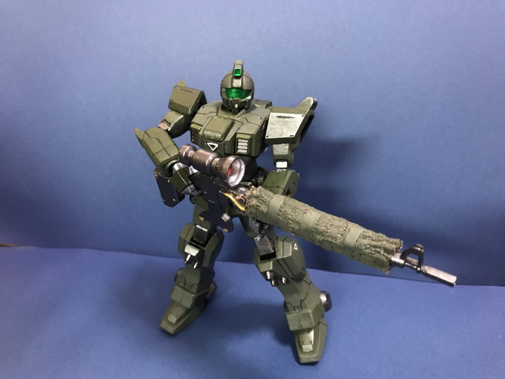 ロングレンジビームライフルには偽装ネットのようなものを巻きました。こちらは薬局等で売っているテーピングテープを塗って巻き付けています。