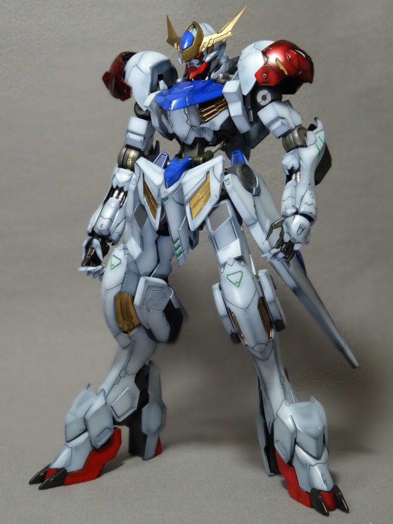 装甲を取り付け、前面から。アニメのイメージと大きく異なっているのが胴体両サイドのアーマーの厚さ。
キットのパーツにプラ板を貼り、3mm程厚さを増しました。また、モールドはほとんどをBMCタガネで彫り直しています。
塗装は全て黒立ち上げ。肩の赤い装甲は黒サフ⇒シルバーで立ち上げ⇒クリアレッドの順で吹いています。マニュピレータは爪を塗装後、フレームを筆塗して塗り分けています。各部のグリーンも筆塗です。