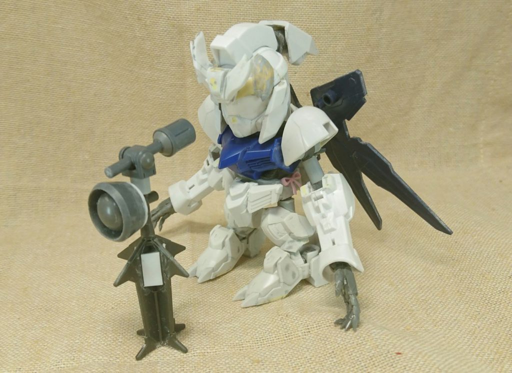 本当は、各部を元キットであるバルバトスルプスからルプスレクスのデザインに変更するべきなのですが、時間や手間との兼ね合いでほとんどルプスのままだったりします。太ももと膝下を角度が付いた状態で固定しているので、どんなポーズでもなんとなく内股っぽい感じになります。
頭のラクス部分はストライク、フリーダム、ストライクフリーダムのパーツで作っています。後ろ髪のパーツ(ストフリのウイング)は、頭につけると首の関節が負けてさらに可動範囲も狭まると思ったので、背中から生やしています