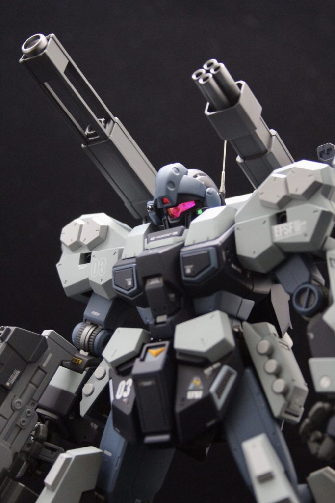 バストショット。
バイザーはキット推奨の赤LEDではなく、ピンクのLEDユニットを使用。結果オーライでしたが気に入ってます。