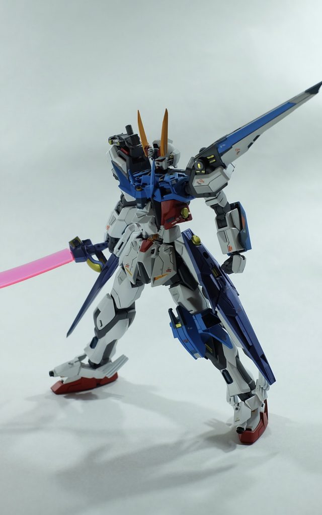 ストライクガンダムRe
ブルーローズ仕様にチューンされたストライクガンダムの回収機。
固定武装には腰部ドラグーンシステム
腕部IFジェネレータが追加されている。