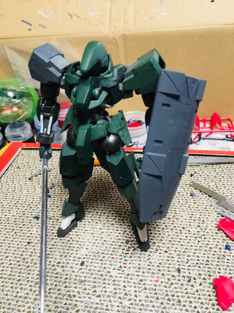 グレイズの頭部・胴体に、グリムゲルデの腕・腰・足を付けただけです。