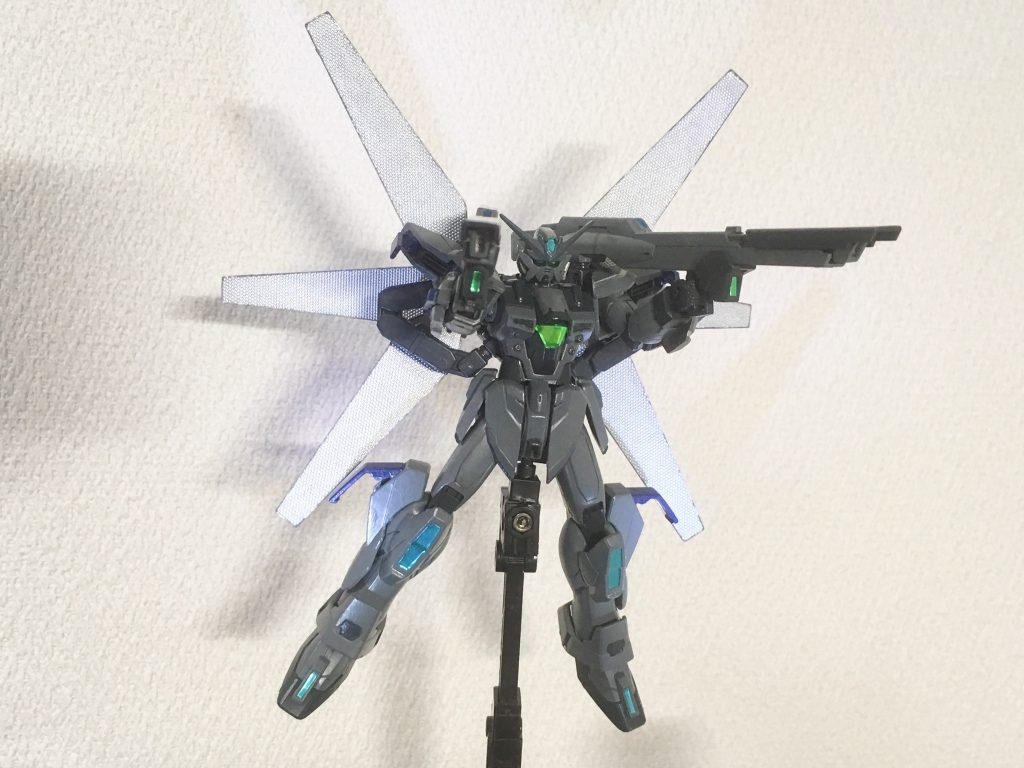 ダブルサテライトキャノン発射状態。GXでは機体構造上、前方にしか発射出来なかったが、この機体では接続フレームを設けて可動域を増やし別々の方向に向かって砲身を構えられる仕様にした。射角が増したことに対応する為に脚部前面に索敵センサーを追加している。2門の砲身をマニュピレーターでそれぞれ保持する事になり、ダブルサテライトキャノン発射時は増加した出力による反動を抑えきれず射軸にブレが生じた為、新型機では肩部にマウントロックする方法へと設計変更された。