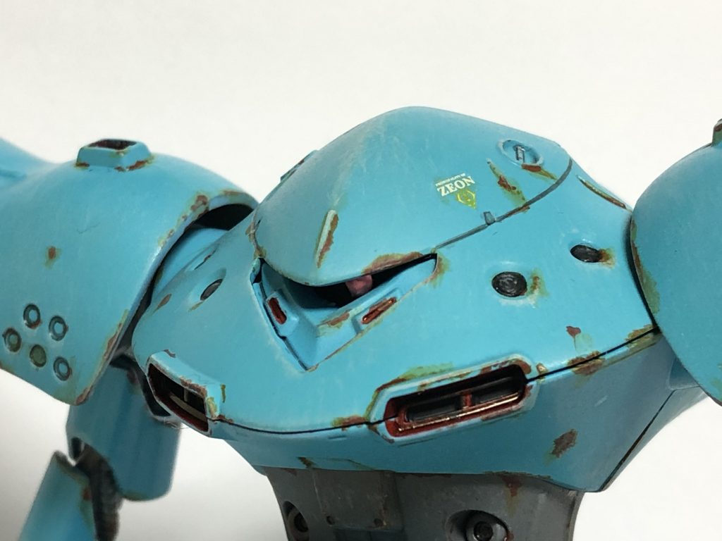 やはりモノアイが動くとポージングが捗ります。
ジオン水泳部やジオングなど若干上可動が欲しいMSのモノアイ改造に応用可能かも…