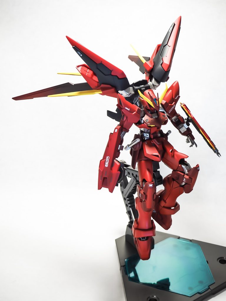 カーディナルアストレイという名前の通り、真紅のアストレイです(*´∀｀*)
はじめは正統派なシンプルな機体を作ろうとしていたのですが、エクシアダークマターの肩を付けたところから、一気に方向性が変わってしまいました(´･ω･`)