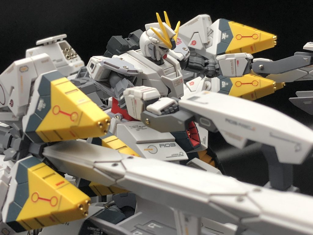 サイコキャプチャーの先端に何か出そうなピンを、周辺には赤ホイールのデカールで紋章を描きました