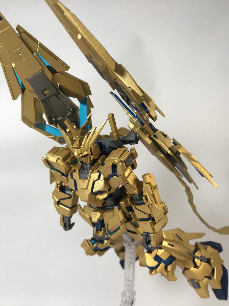 飛行をイメージして。フェネクスは劇中に武器などを一切使用しなかったので、ビームマグナムとシールドは作っていません。（決して面倒だったわけでは…）