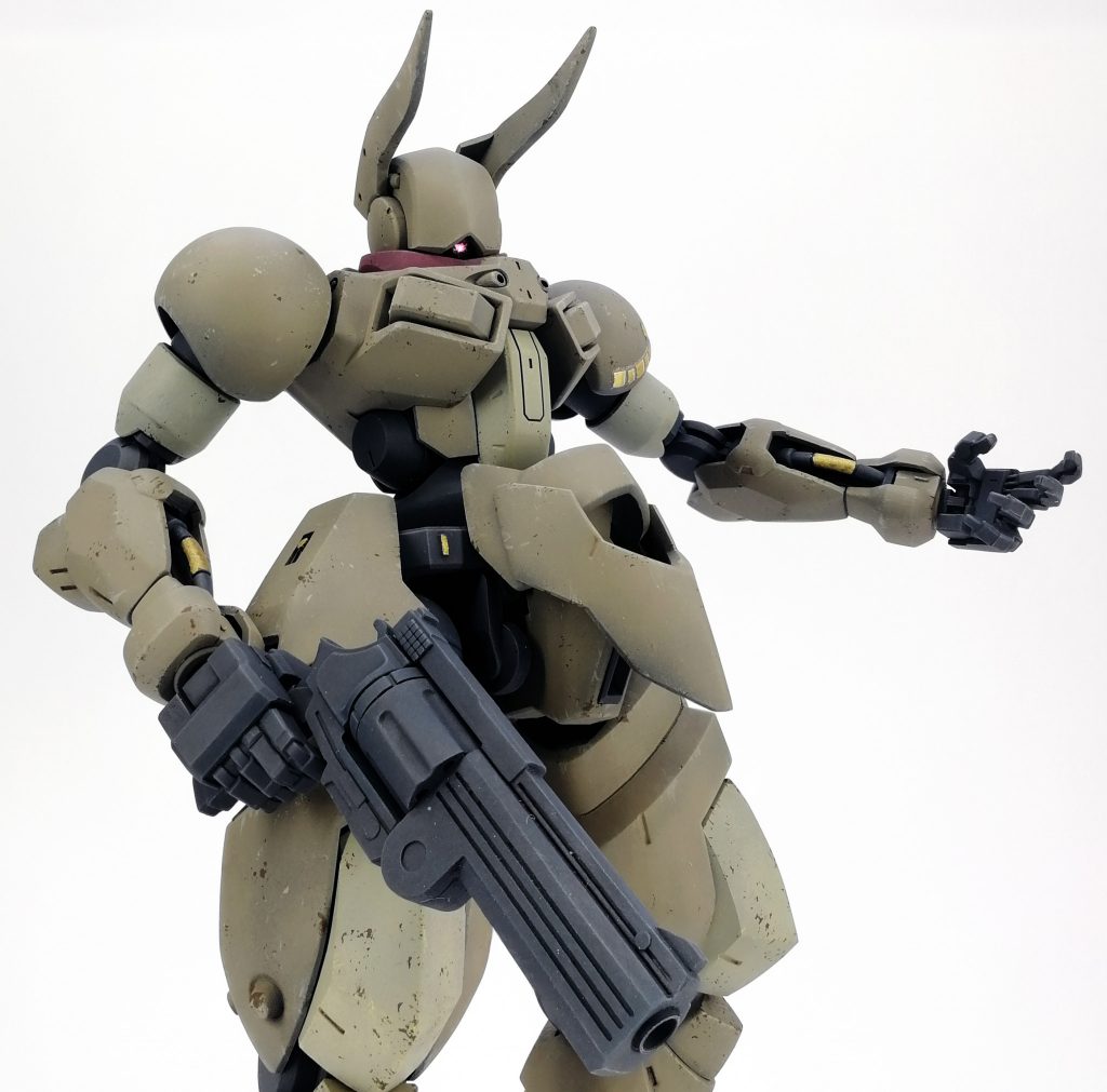 目というかメインカメラは襟とアゴの隙間っぽいところの赤いの