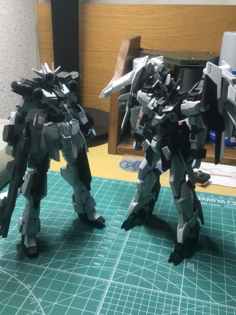 以上です
最近ガンプラ買っては積んで買っては積んでの繰り返しだったので、久々に組むと非常に楽しかったです
こんどはサクサク作りたい…
ちなみに名前の『ダークLD』のLDは『royal dog』の頭文字です、『ダークハウンド』が猟犬の意味だったので、忠犬を意味するロイヤルドックとなっています
アセム・アスノが海賊にならない世界線で考えていたのでまあこんな感じです