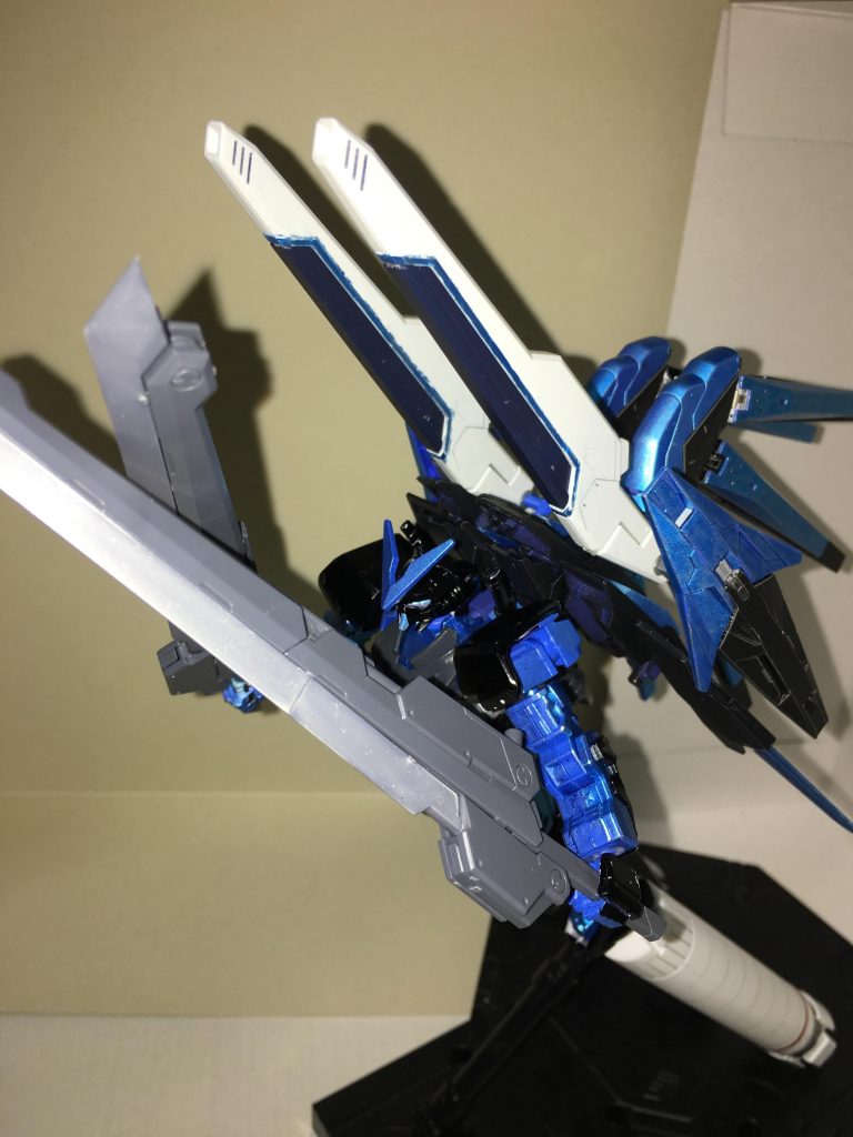 大剣は男のロマン、中から日本刀が出てきます。ロウから猛烈に勧められたという設定。