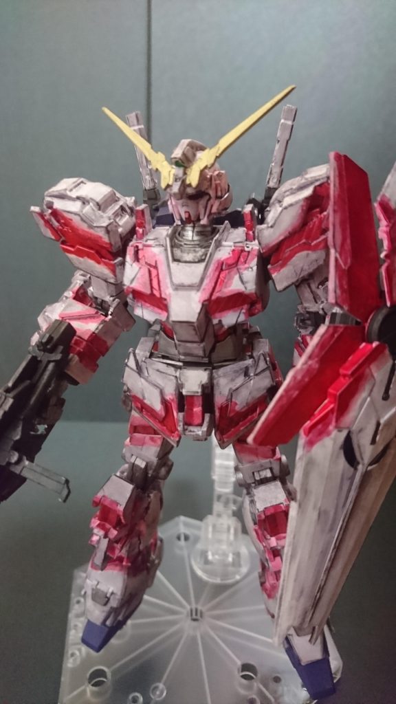 サイコフレームはメタリックレッドを使用していて発光しているように見えるよう、その周りを筆で薄く塗ってみました！