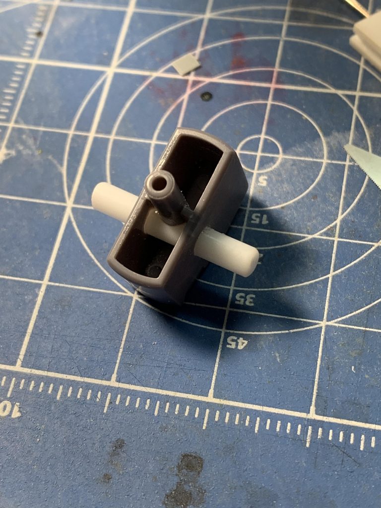 元のブースターは使わないので、股関節ボールジョイントは完全に切り落として3ミリプラ棒に変更。