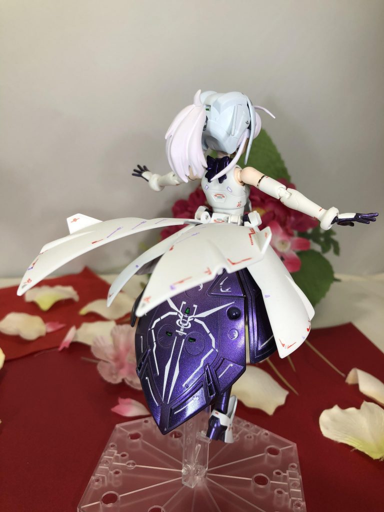 スカートオープン!お遊びで有り合わせの
デカールを組み合わせて、若干ヤバい感じに貼ってみました。