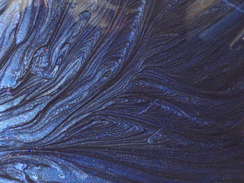 モデリングウォーターは無色透明なので、モデリングウォーターを入れる前に、下地にエナメルネイルで色をつけてます。
19cm(縦)×25cm(横)を全部塗るのに4個か5個使いました。マーブル模様を描くために数種類のエナメルネイルを混ぜ合わせてます。