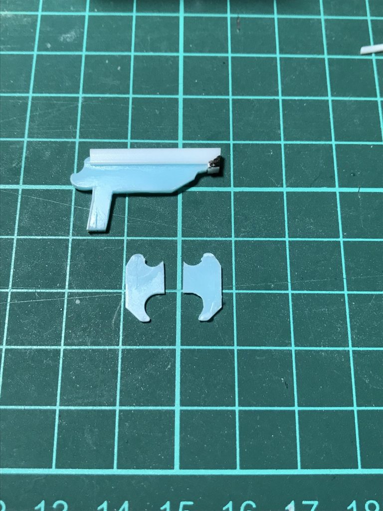 今回は端材を利用する為、デザインナイフを隙間に差し込み2枚のパーツに分けました。
これだけで全く同じ形のパーツが2枚出来上がるので、とっても楽です( ´∀`)