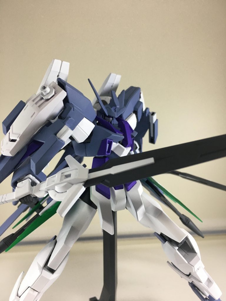 ジャックです。二刀流で華麗に踊る瑞希の姿を見たい。バトントワリングが特技だから扱えるのでは?なんて安直な発想から採用。
やっぱジャックといえば剣じゃないかと思い、ダイバーエースの剣を拝借。懸架するためのジョイントを隠すのにアストレアのパーツをはめ込んで装備しました。