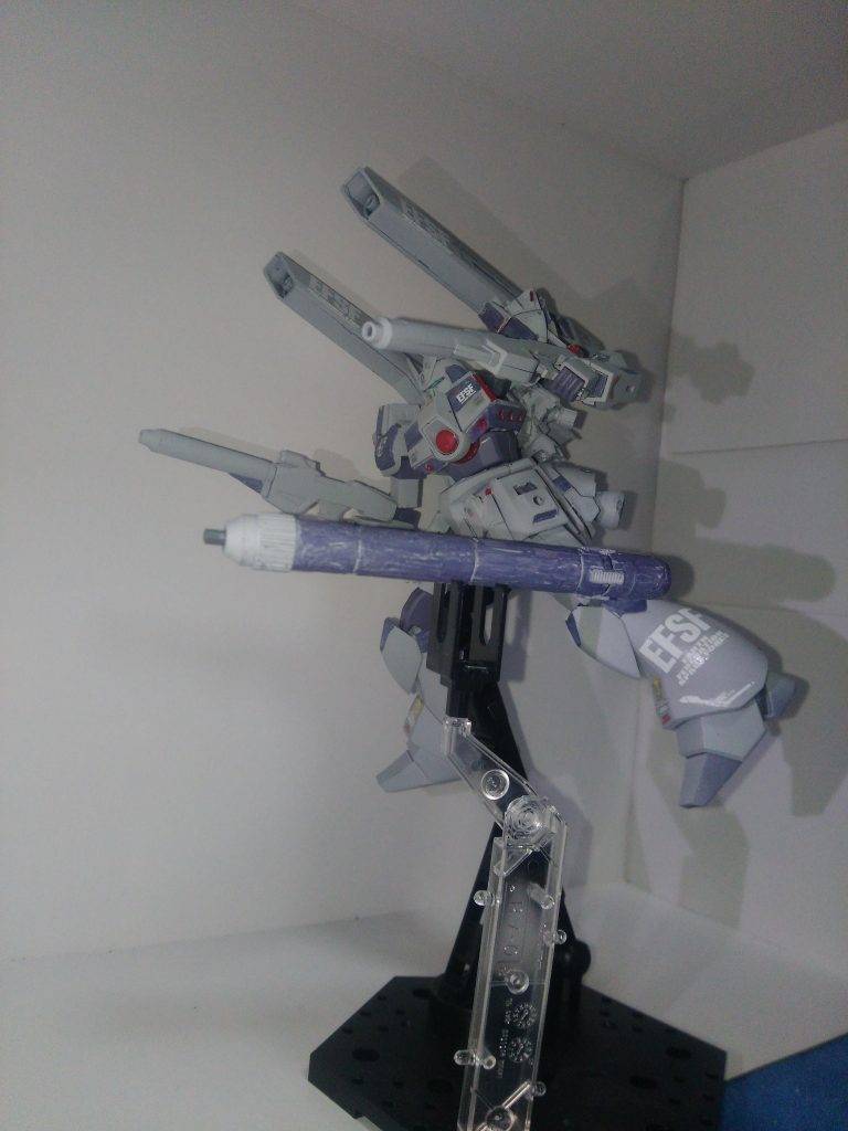 デットウェイトを避けるためにタンクを相手にぶつけようとしながらビームライフルを構える